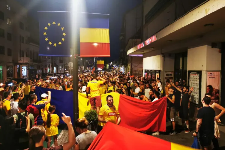 Cele mai frumoase imagini cu suporterii clujeni sărbătorind calificarea României în optimile Euro 2024, în timp ce cântă imnul României VIDEO