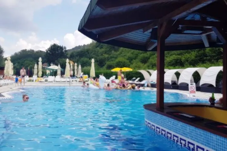 Cât a plătit un turist clujean pe o bere la draft la cea mai populară piscină din Cluj. A fost șocat de nota de plată, dar de nevoie, oamenii plătesc