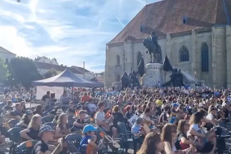 Atmosferă electrizantă în centrul Clujului. 500 de chitariști au cântat la unison în prima zi a festivalului ”Pune mâna pe chitară” VIDEO