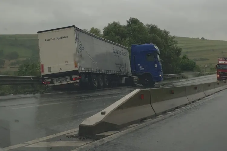 Cluj: Un tir a intrat pe contrasens și a ajuns într-un parapet pe drumul înspre Huedin. Traficul este blocat - FOTO