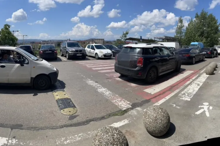 La Cluj e trafic intens chiar și în parcări! Aglomerație infernală la un supermarket din oraș: ,,Locul în care intri, dar nu mai ieși niciodată” - FOTO 