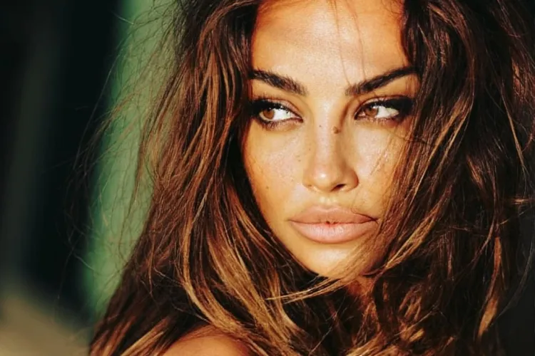 Mădălina Ghenea, senzația serii la o prezentare de modă la Paris. Într-o rochie absolut răvășitoare, a atras toate privirile -FOTO