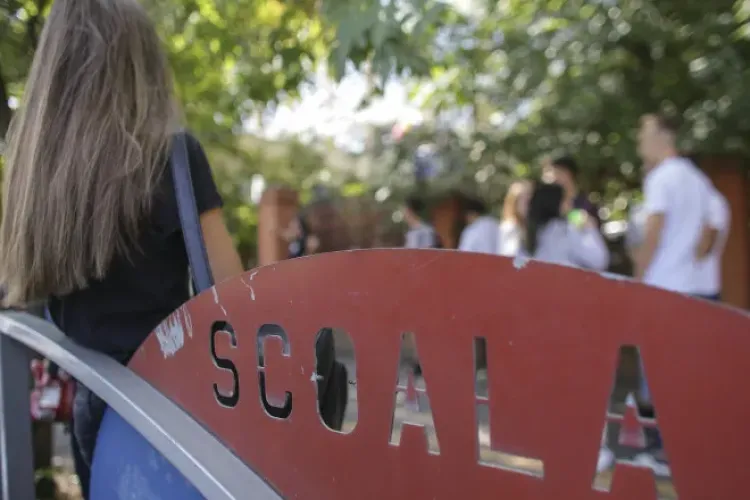 Noi modificări! Se pot instala camere video în școli doar cu votul majorității părinților și profesorilor