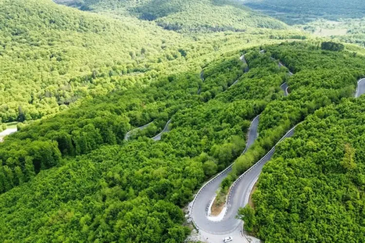 Transapuseana, șoseaua spectaculoasă din sudul Munților Apuseni, aproape finalizată. Priveliștea rivalizează cu Transalpina