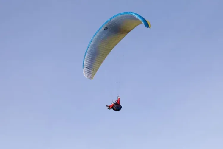 Incident grav la Cluj! Un bărbat s-a prăbușit cu parapanta/ UPDATE A scăpat nevătămat