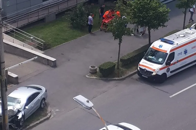 Accident Cluj: O mașină a ajuns într-un stâlp pe strada Dorobanților. Șoferul, un tânăr de 23 de ani, a fost transportată la spital - FOTO