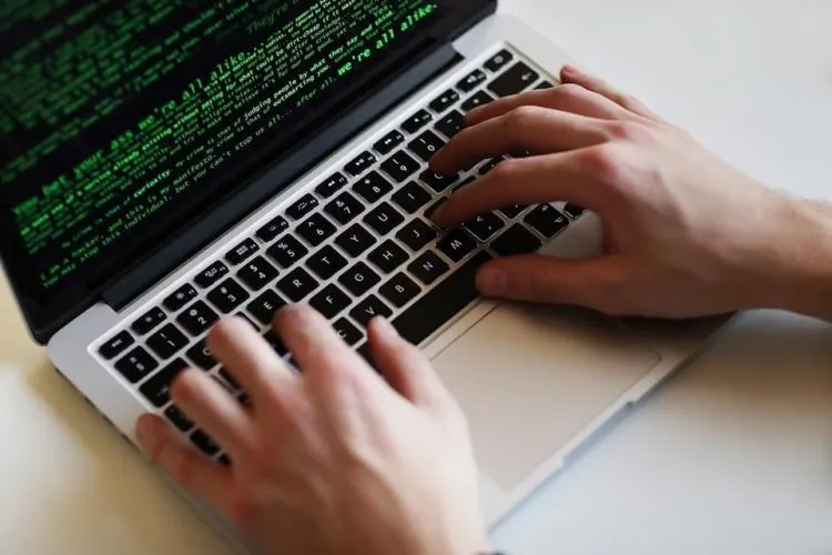 Poșta Română, ținta unei noi escrocherii online. Înșelăciunea prin SMS care te poate lăsa fără date dacă nu ești atent