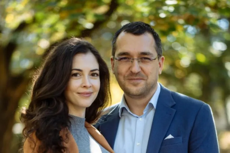 Scandal amoros la vârful USR. Europarlamentarul Vlad Voiculescu e acuzat de iubită că a înșelat-o și că și-a făcut cont de Tinder