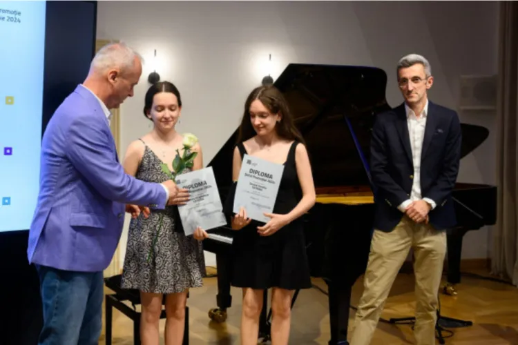 Premieră: Două surori gemene, șefe de promoție la o universitate din Ardeal. Sunt pasionate de matematică și informatică- FOTO