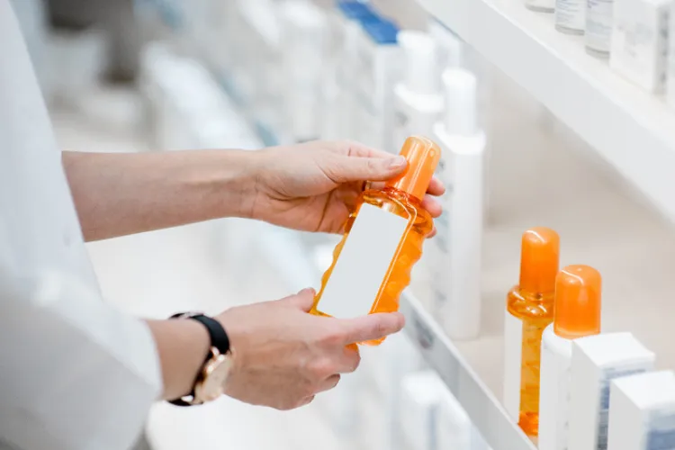 Ce semnifică numărul de pe crema pentru protecție solară. Un dermatolog explică cât de des trebuie aplicată