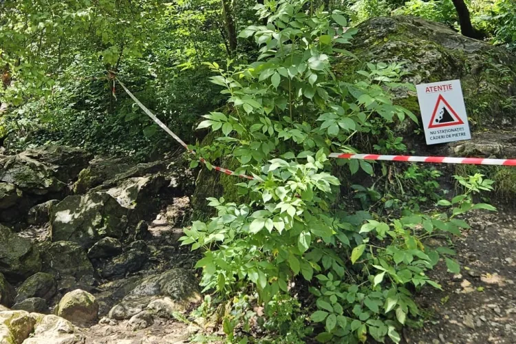 Defileul Cheile Turzii va fi închis joi pentru mai multe ore. Au căzut bolovani mari pe o porțiune de drum