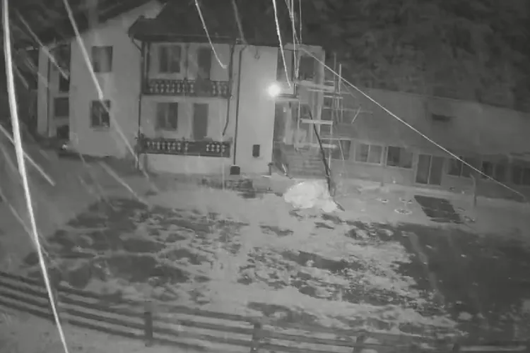 În România a nins în luna iulie. Camerele de supraveghere au surprins momentul în care ploaia se transformă în zăpadă - VIDEO