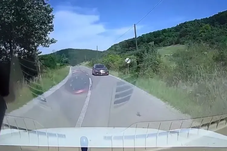 Tragedie evitată în ultima clipă! Un clujean conducea pe contrasens deși banda lui era liberă VIDEO