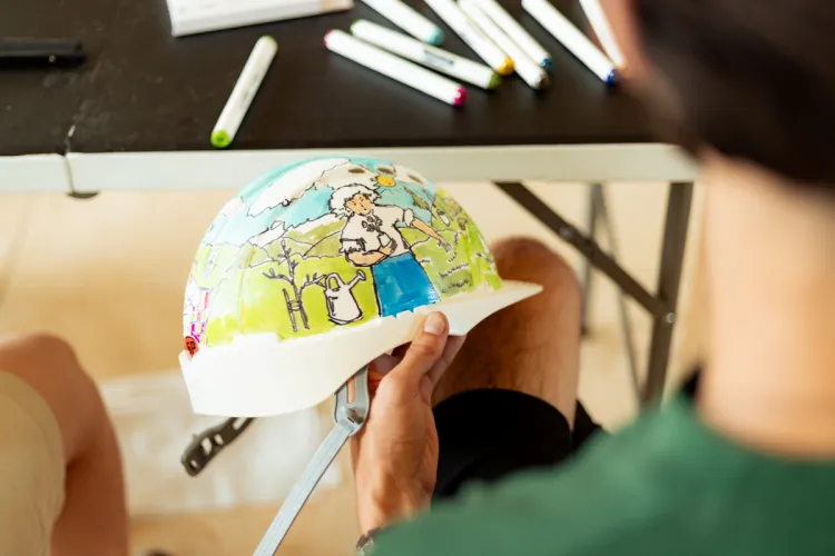 Cluj: Explozie de culoare și imaginație la fosta platformă industrială Carbochim! Studenții de la Arte și Design au pictat pe 125 de căști de protecție