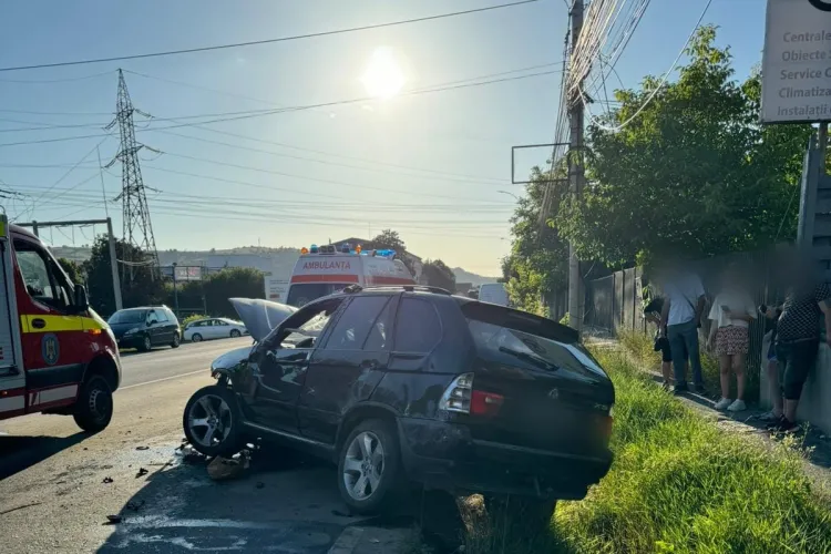 Cum s-a produs accidentul de pe strada Transilvaniei din Cluj-Napoca! Șoferul beat turtă a intrat cu mașina într-o pasarelă de beton - FOTO
