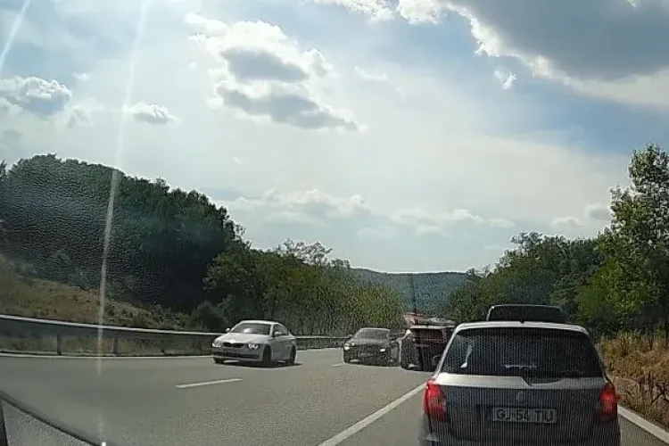 Un MERCEDES joacă RULETĂ RUSEASCĂ pe o șosea din Cluj! Te dai la o parte dacă ții la viață ! VIDEO