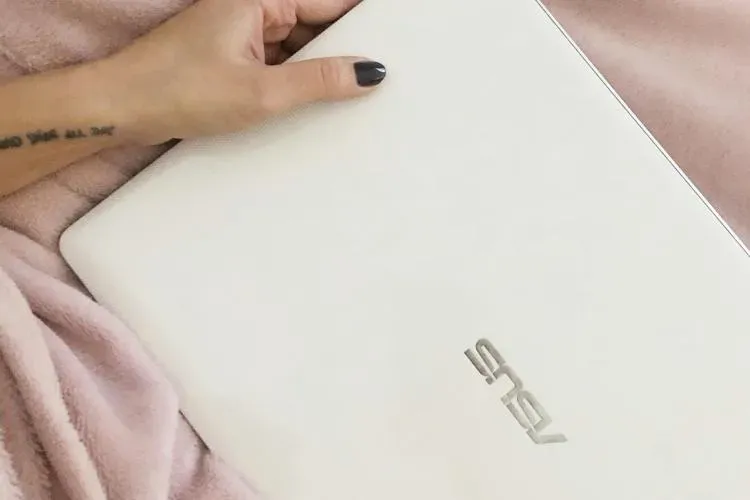 Început de săptămână cu ghinion pentru o familie din Cluj. Au plecat la drum cu mașina și au uitat laptop-ul pe plafon:,,E de-a râsul plânsul”