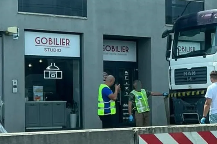 Accident rutier între o mașină și o autobasculantă pe o stradă din Cluj. ,,Am văzut mașina. Nu mai are portbagaj”