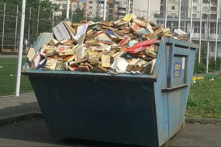 O școală din Cluj-Napoca aruncă un container de cărți. Mai bine le donau unei biblioteci școlare de la sat FOTO