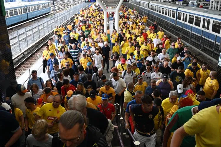 Dracula devorează ,,portocala mecanică.” Banner-ul ingenios arătat de niște fani români înaintea meciului cu Olanda - FOTO