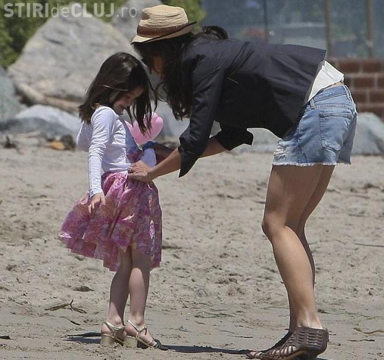 Мать на скрытую камеру. Bad parenting mom. Девочка наряжает маму. Голые женщины при детях. Переодеваю дочку на пляже.