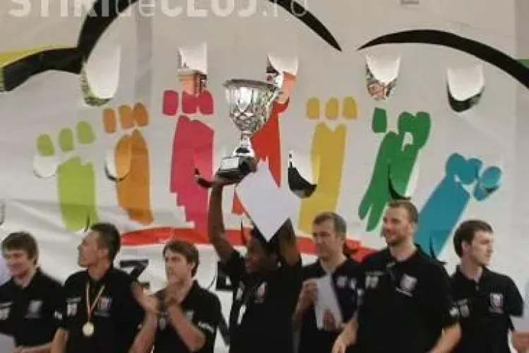 U Mobitelco si-a prezentat trofeul in Piata Unirii! Tyler Morris a fost poreclit "Golden Boy" - VIDEO