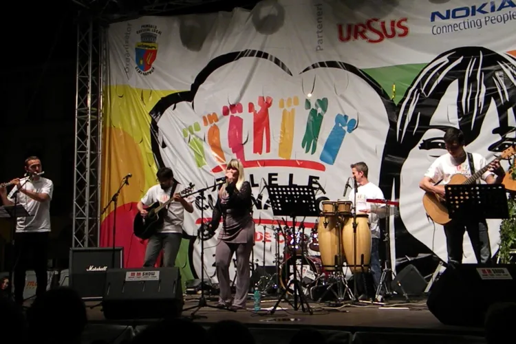 ZILELE CLUJULUI: Magda Puskas a reinviat Cenaclul Flacara in Piata Unirii VIDEO si FOTO