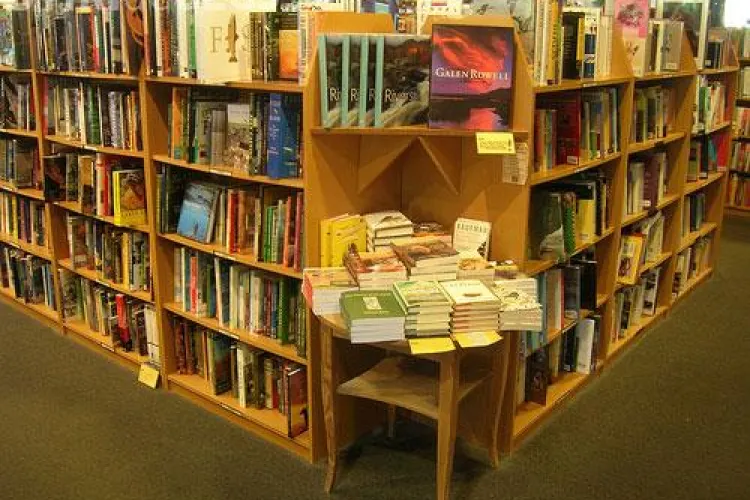 Romanii cumpara pe rupte cartile care apar alaturi de ziare - SONDAJ IRES