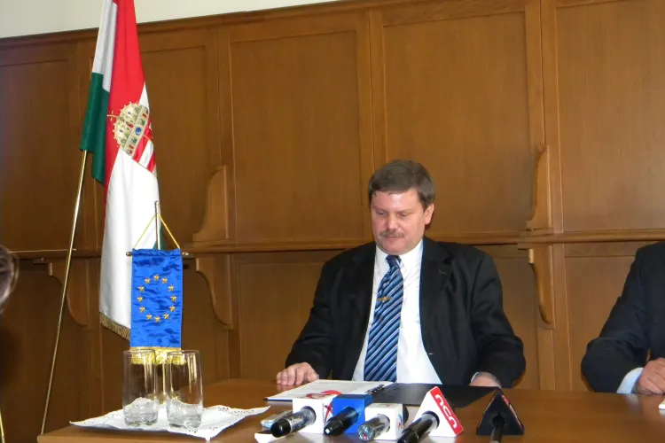 Consulul Ungariei la Cluj cere indepartarea placutei lui Nicolae Iorga de langa statuia lui Matei Corvin: "Agita spiritele!" - VIDEO