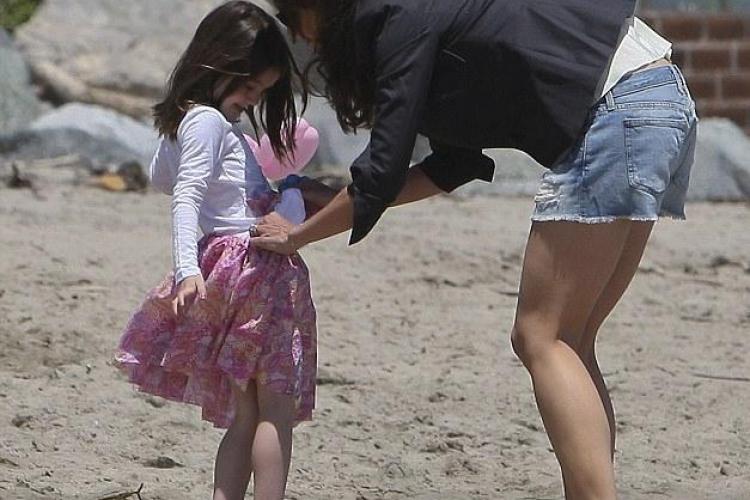 Katie Holmes si fiica ei poarta tocuri si pe plaja FOTO