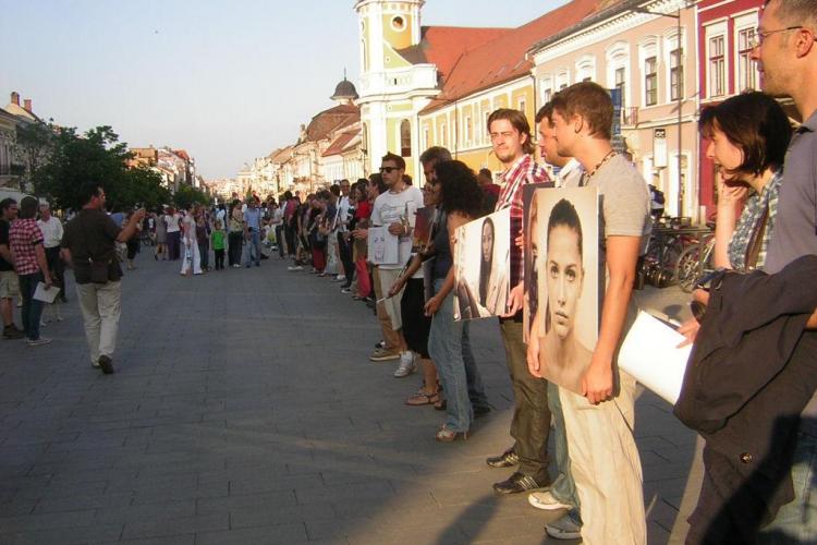 Expozitie fotografica mobila pe bulevardul Eroilor din Cluj - GALERIE FOTO
