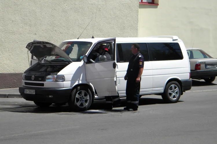 Un microbuz cu 15 pasageri a luat foc langa fabrica de bere din Cluj - VEZI FOTO