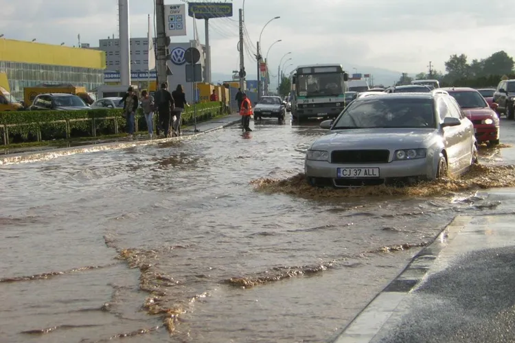  Ploaia a inundat DN1 la iesirea din Cluj spre Oradea. Circulatia este ingreunata! - GALERIE FOTO