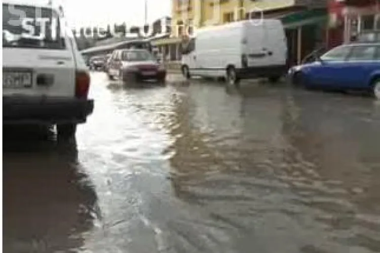 Apa de jumatate de metru pe strazile din Dej, dupa o ploaie de 10 minute! VIDEO