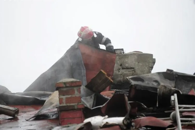 O casa din Cluj-Napoca a luat foc dupa ce a fost lovita de trasnet! VIDEO