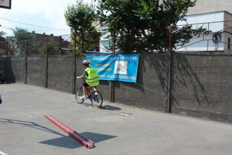 Elevii clujeni s-au intrecut intr-un concurs privind respectarea regulilor de circulatie cu bicicleta