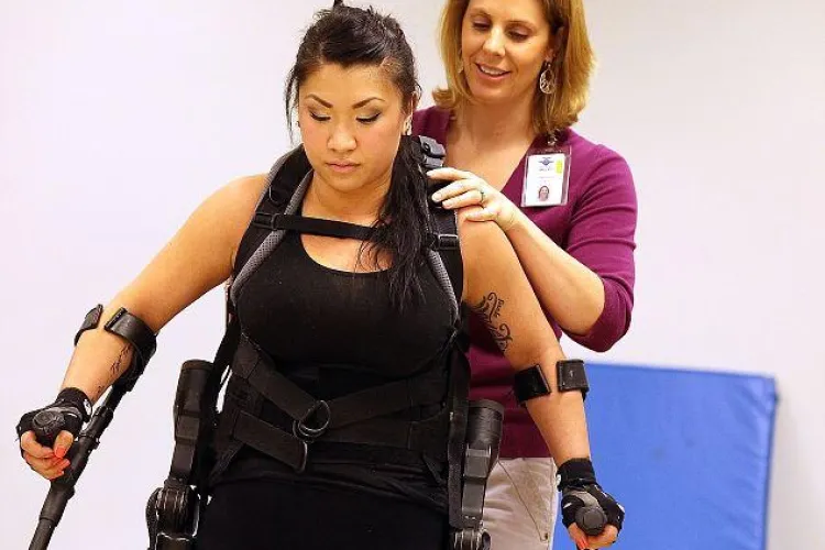 O femeie paralizata a umblat folosind picioare robotice FOTO si VIDEO