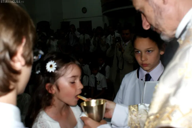44 de copii au primit prima impartasanie din partea episcopului Florentin Crihalmeanu VEZI FOTO