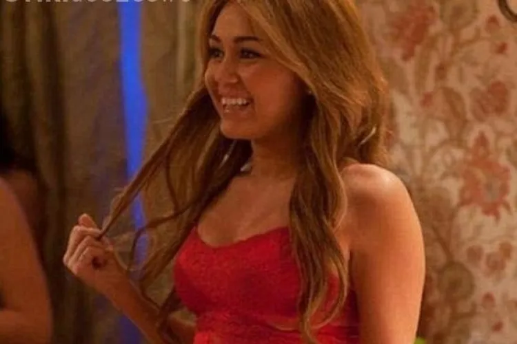 Miley Cyrus apare in sutien si pantaloni scurti in noul ei film - FOTO