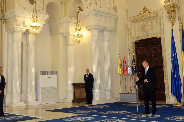 Traian Basescu la ceremonia de depunere a juramantului de catre Sebastian Lazaroiu: Sampanie nu e, ca e recesiune!