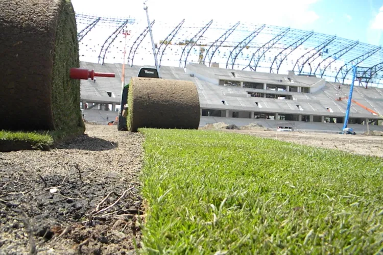 S-a pus prima rola de gazon pe stadionul "Cluj Arena"! Alin Tise a manuit utilajul VIDEO si FOTO