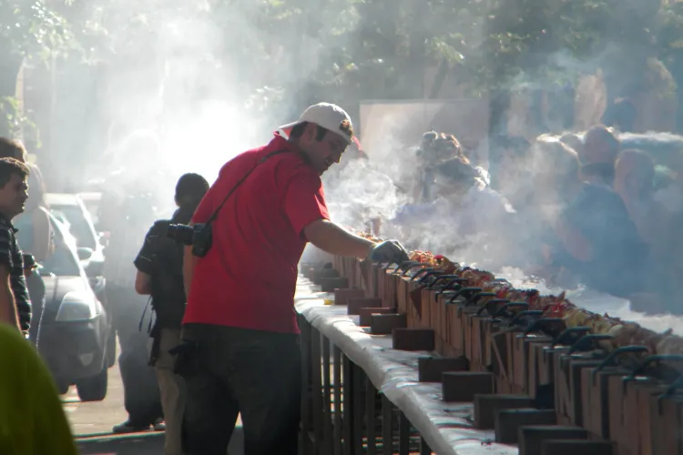 Frigaruia bloggerilor a invins corul carcotasilor! VEZI cum a fost gatita frigaruia lunga de 101 metri VIDEO si FOTO