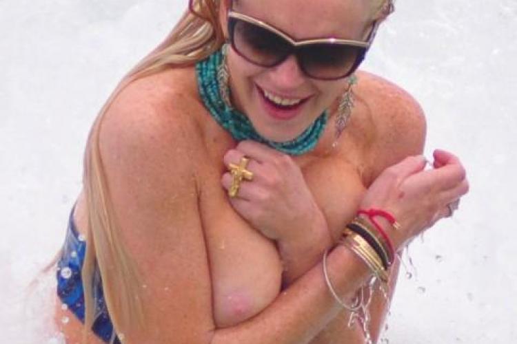 Lindsay Lohan a ramas fara sutien la plaja - FOTO