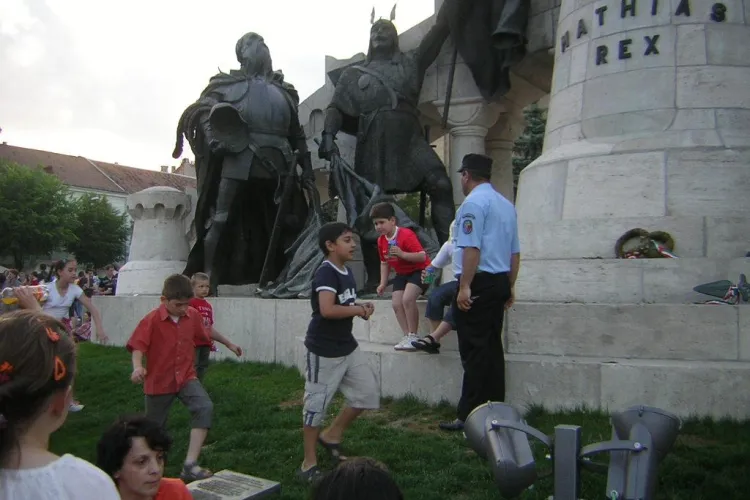 Aflata in centrul unui scandal, statuia lui Matei Corvin este pazita bine de politisti - GALERIE FOTO