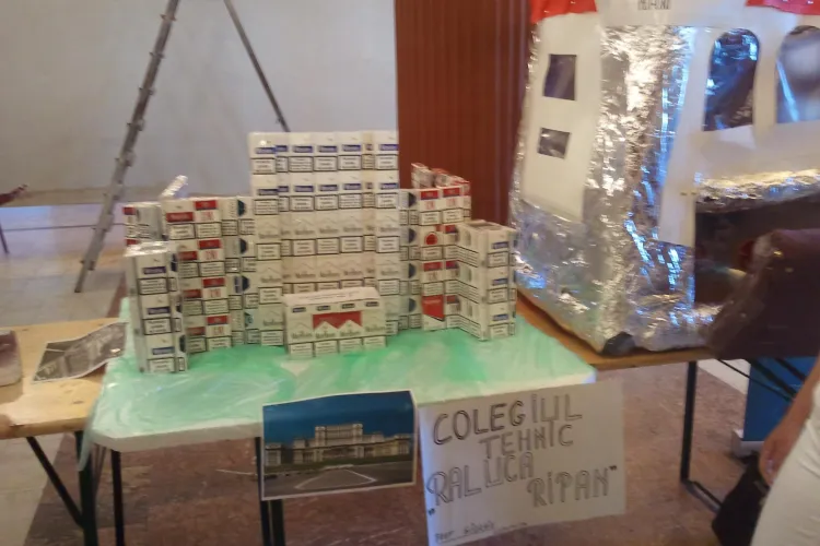   Elevii clujeni au facut macheta Casei Poporului din pachete de tigari - FOTO