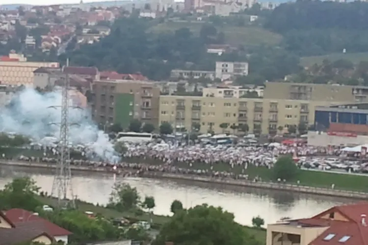 De bucurie ca U Mobitelco e campioana, suporterii si jucatorii au facut baie in Somes VIDEO