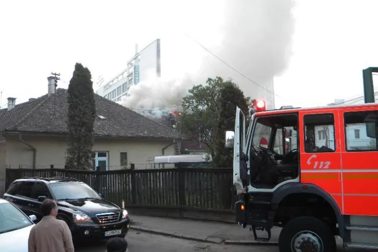 Incendiu pe strada Oasului! Pompierii intervin cu mai multe autospeciale