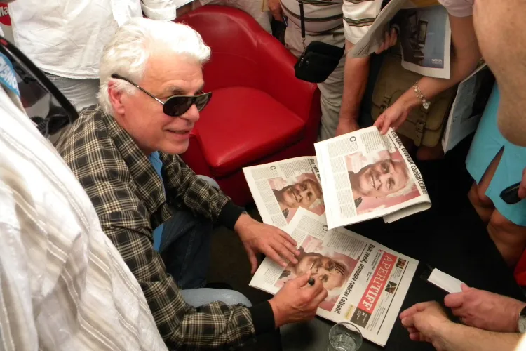 TIFF 2011: Michele Placido asaltat de zeci de clujeni pentru autografe. Celebrul Corrado Cattani a fost la un pas sa piarda avionul FOTO