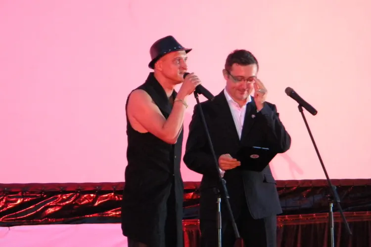 Mihai Chirilov si Sorin Apostu au distrus un microfon la deschiderea TIFF - VEZI momentele amuzante ale Galei VIDEO