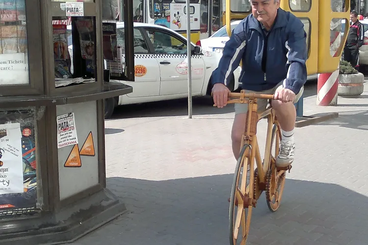 Clujeanul Sandor Czirjak, creatorul primei biciclete de lemn din Romania, erou intr-un documentar Discovery FOTO